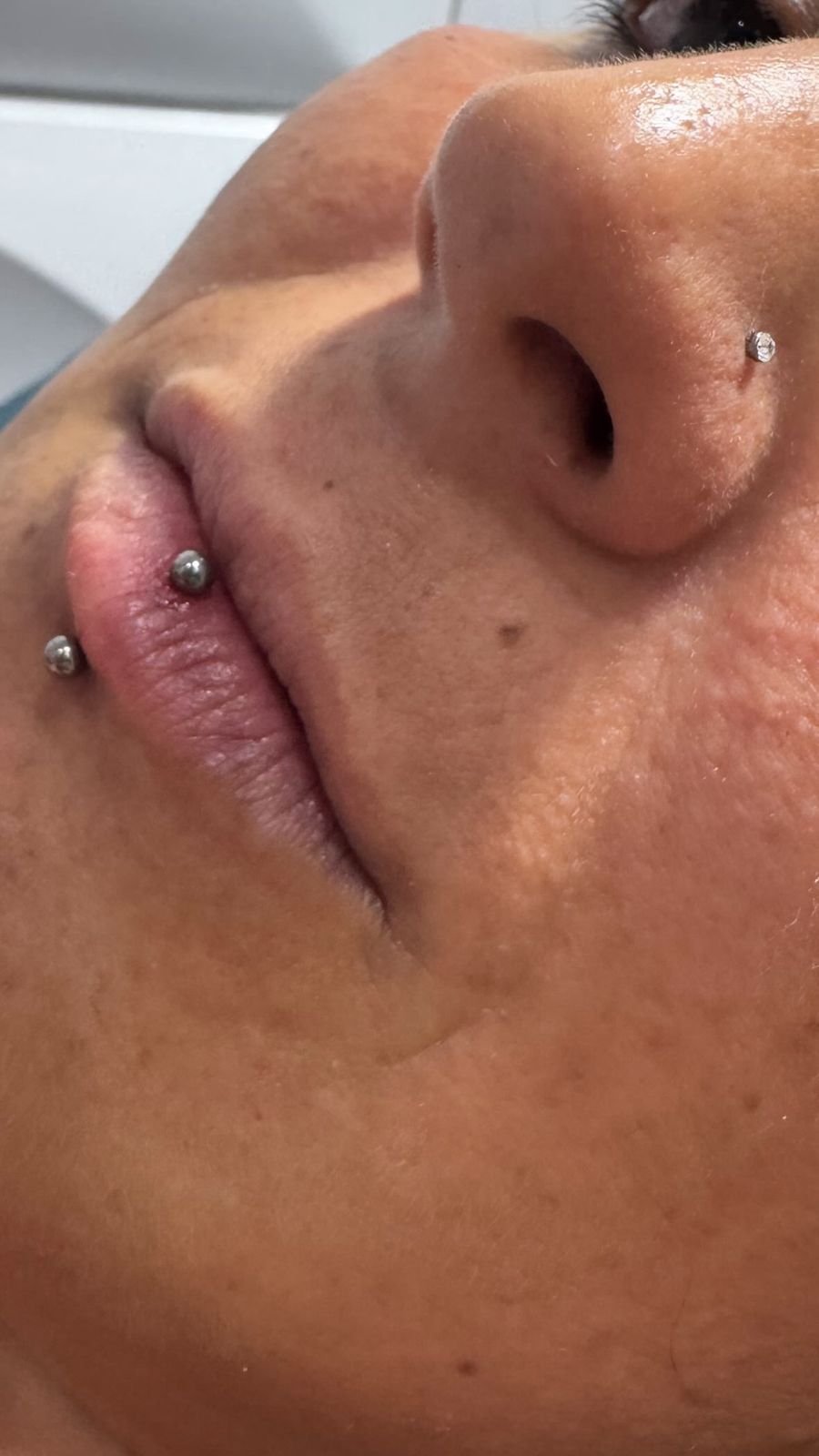 Piercings no lábio e no nariz
