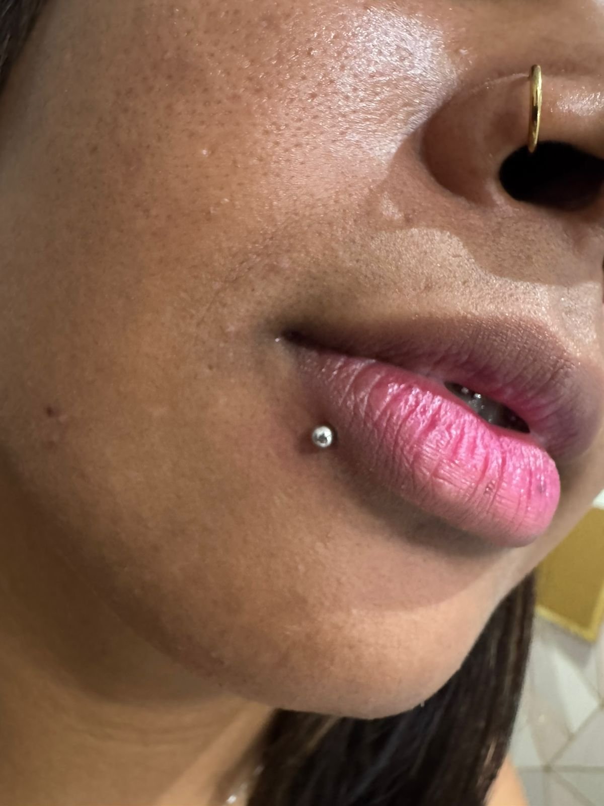 Piercings no lábio e no nariz