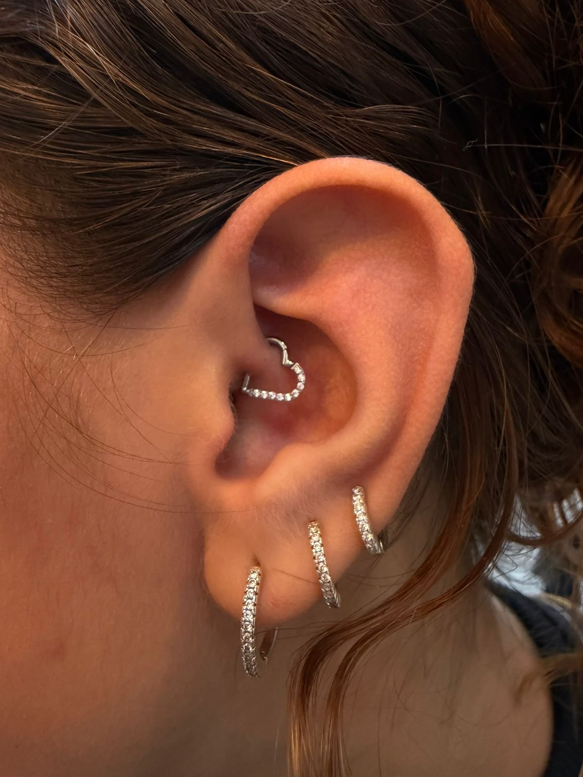 Piercing em formato de coração na orelha