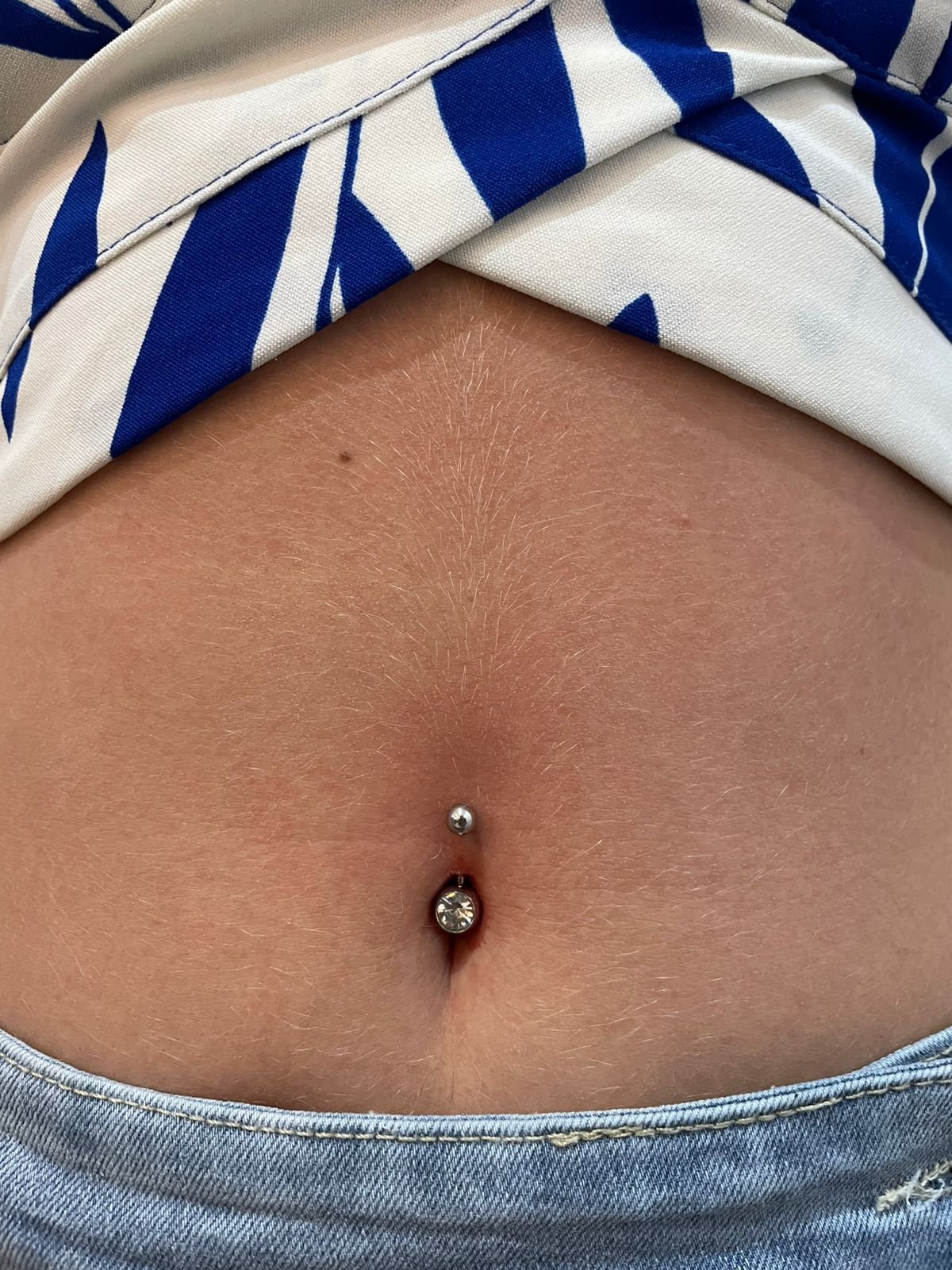 Piercing aplicado no umbigo