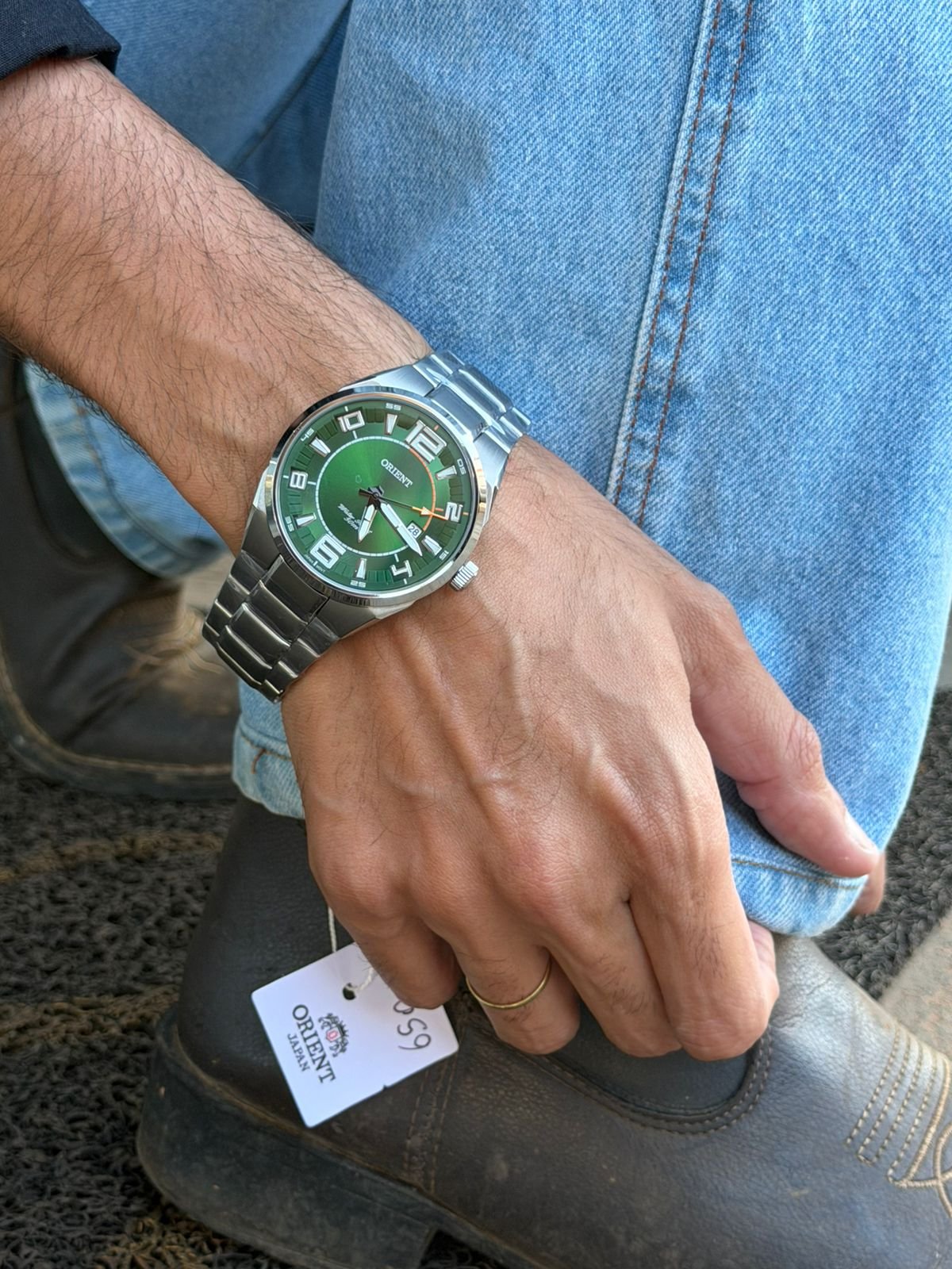 Relógio Orient prateado com mostrador verde