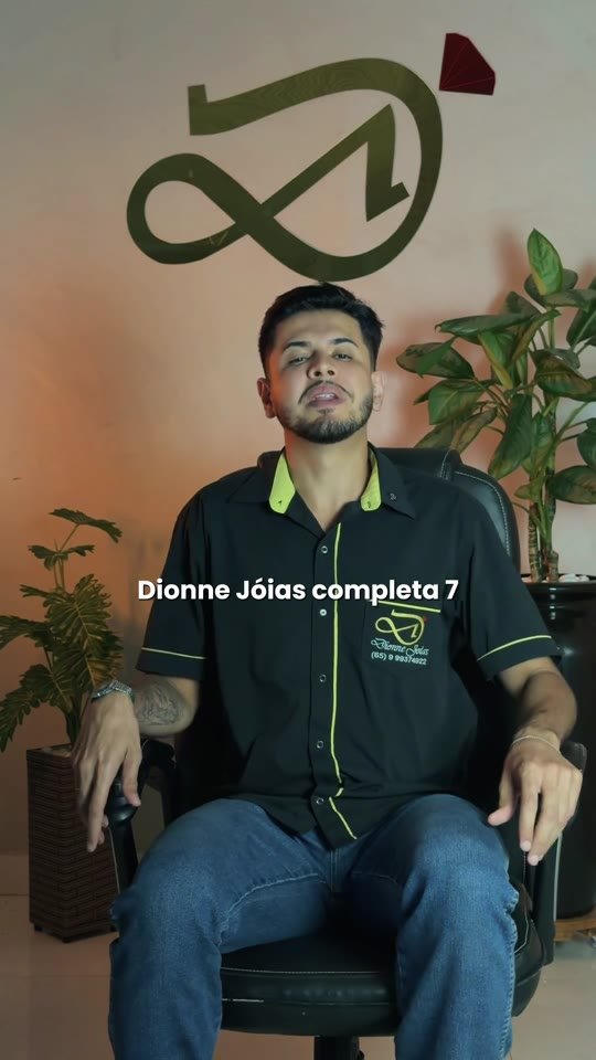 Kessy Dionne apresentando a história da Dionne Joias